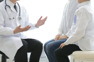 医療費控除について説明をしている様子